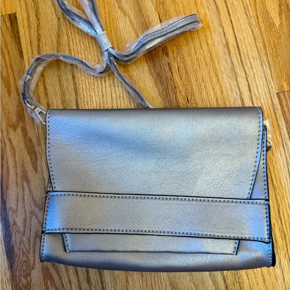 BRAND NEW: Summer & Rose Silver Crossbody Bag - Picture 2 of 4